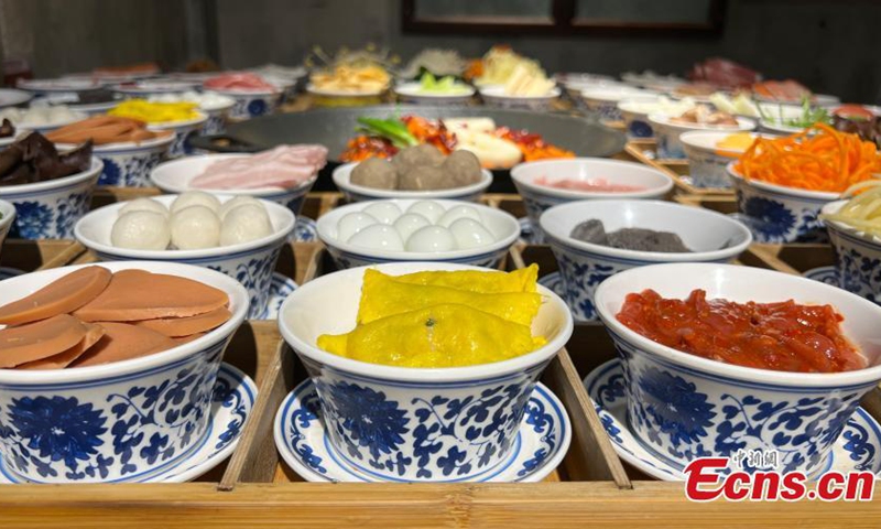 Various dishes are served in traditional Chinese porcelain Gaiwan at a hotpot restaurant, attracting customers in Chongqing, Nov. 7, 2022. (Photo: China News Service/Xiao Jiangchuan)



