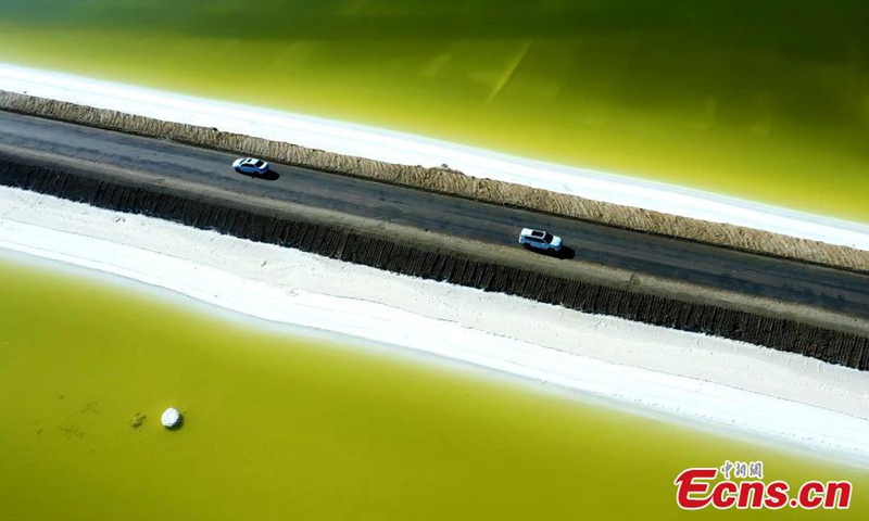 Emerald green water ripples on the crispy white lakebed and the shimmering salt crystals of the shores in Qarhan Salt Lake in Haixi Mongolian and Tibetan Autonomous Prefecture, northwest China's Qinghai Province.(Photo: China News Service/Bao Lei)




