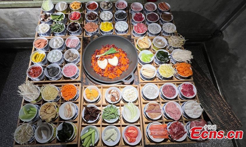 Various dishes are served in traditional Chinese porcelain Gaiwan at a hotpot restaurant, attracting customers in Chongqing, Nov. 7, 2022. Gaiwan is used to serve tea as a vessel at old teahouses in southwest China's Sichuan Province. (Photo: China News Service/Xiao Jiangchuan) 


