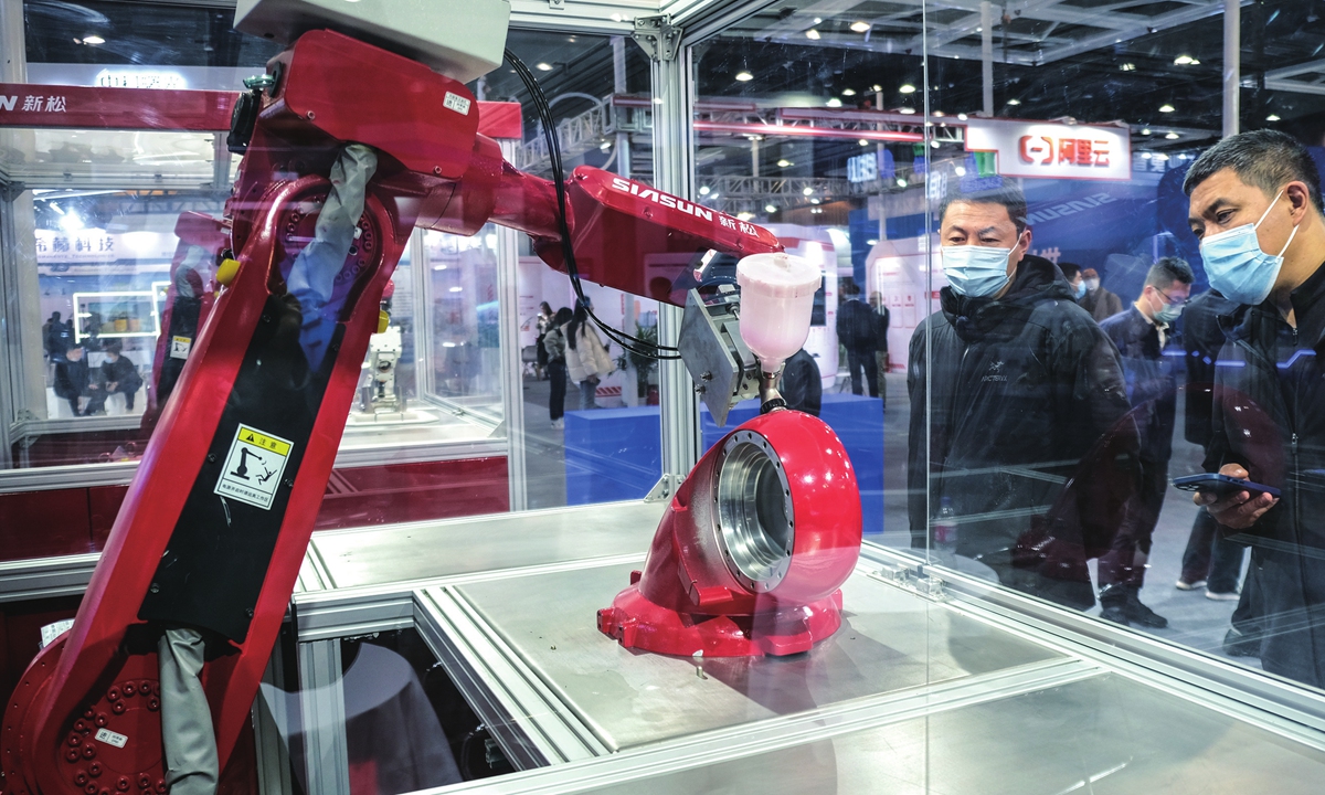 Visitors watch a robot at the 2022 Global Industrial Internet Conference in Shenyang, Northeast China's Liaoning Province on November 8, 2022. China boasts more than 3,100 5G+ industrial internet projects and over 150 platforms with strong industrial influence, government data show. Photo: cnsphoto 