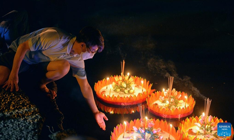 A man releases a water lantern in Bandar Seri Begawan, Brunei, on Nov. 8, 2022. The Thailand's traditional Loy Krathong Festival falls on Tuesday this year. Over 100 people including some Thai people living in Brunei released water lanterns for peace and luck.(Photo: Xinhua)