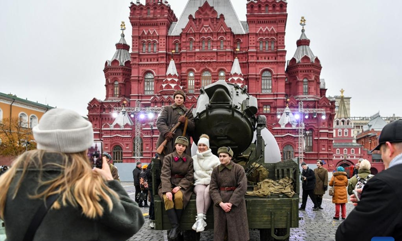 People pose for photos at an outdoor exhibition commemorating the military parade in 1941 at Red Square in Moscow, Russia, Nov. 7, 2022.(Photo: Xinhua)