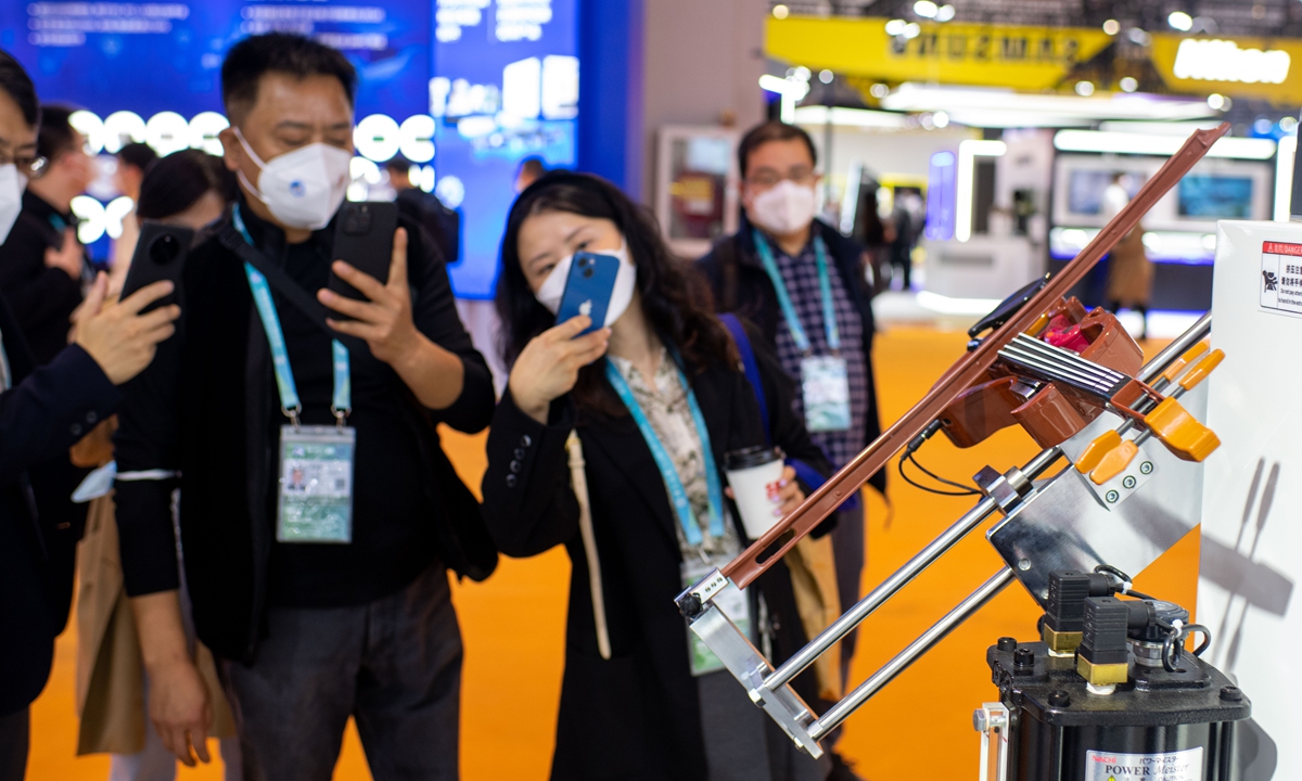 A subsea hydraulic power unit plays a violin in the technical equipment exhibition area at the 5th China International Import Expo in Shanghai on November 8, 2022, attracting many spectators. A total of 271 firms from 29 countries and regions showcased their products at the area. Photo: VCG