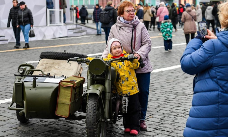 People pose for photos at an outdoor exhibition commemorating the military parade in 1941 at Red Square in Moscow, Russia, Nov. 7, 2022.(Photo: Xinhua)