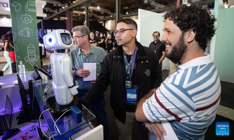 Visitors interact with an intelligent robot at Rio Innovation Week in Rio de Janeiro, Brazil, on Nov. 8, 2022. The four-day Rio Innovation Week opened in Rio de Janeiro on Tuesday. (Xinhua/Wang Tiancong)