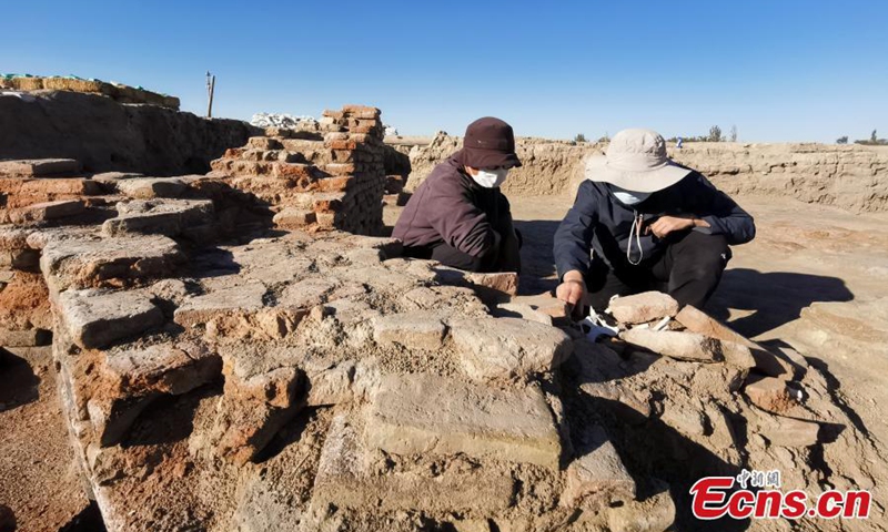 Archeologists work at the discovery site of the Tangchaodun ruins in Qitai, County, the Hui Autonomous Prefecture of Changji, northwest China's Xinjiang Uyghur Autonomous Region. (Photo: China News Service/An Tao)



