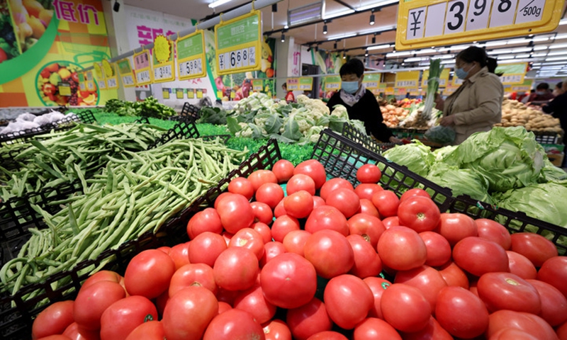 People shop at a supermarket in Zaozhuang City, east China's Shandong Province, Oct. 14, 2022. (Photo: Xinhua)