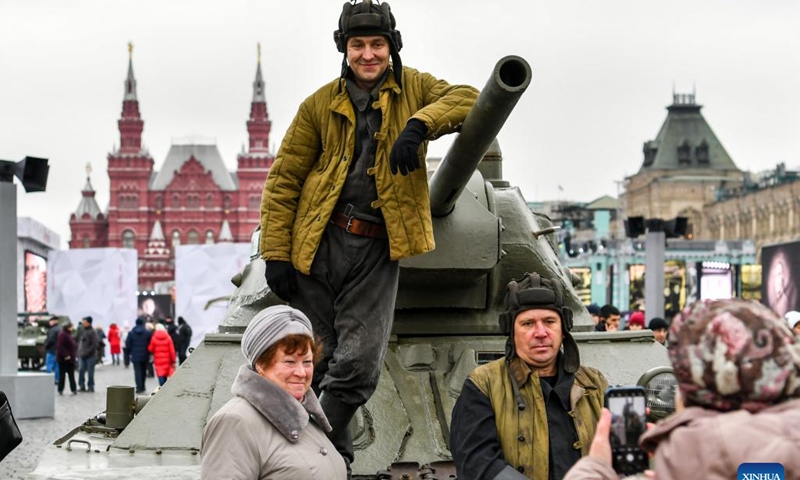 People pose for photos at an outdoor exhibition commemorating the military parade in 1941 at Red Square in Moscow, Russia, Nov. 7, 2022.(Photo: Xinhua)