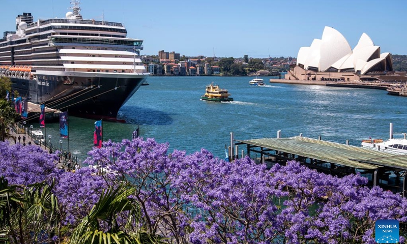 This photo taken on Nov. 7, 2022 shows jacaranda blooms near Sydney Opera House in Sydney, Australia.(Photo: Xinhua)