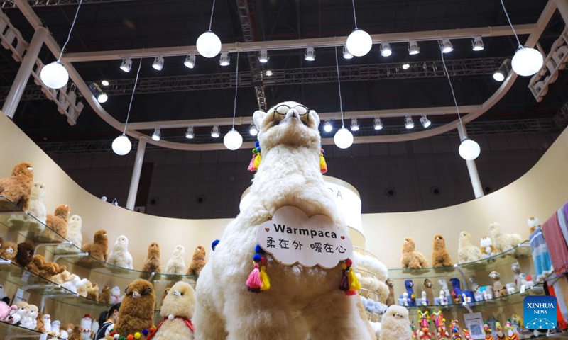 This photo taken on Nov. 7, 2022 shows alpaca toys displayed at the booth of Warmpaca at the fifth China International Import Expo (CIIE) in east China's Shanghai. Exhibitors from Australia, New Zealand and Peru displayed alpaca products at the fifth CIIE in Shanghai, attracting many visitors.(Photo: Xinhua)