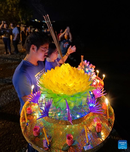 People prepare to release water lanterns in Bandar Seri Begawan, Brunei, on Nov. 8, 2022. The Thailand's traditional Loy Krathong Festival falls on Tuesday this year. Over 100 people including some Thai people living in Brunei released water lanterns for peace and luck.(Photo: Xinhua)