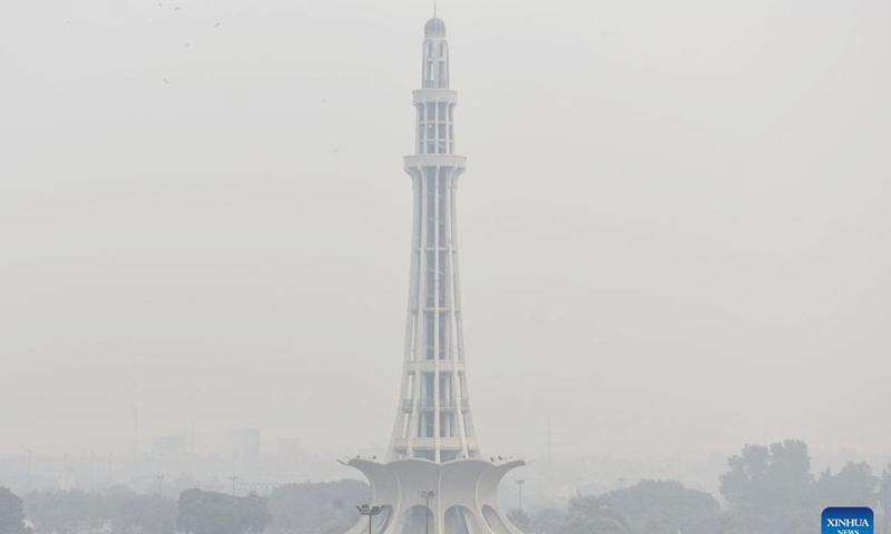 This photo taken on Nov. 9, 2022 shows Minar-e-Pakistan monument shrouded in smog in Lahore, Pakistan. Heavy smog shrouded many areas in Lahore on Wednesday.(Photo: Xinhua)