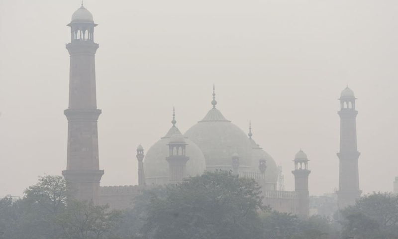 This photo taken on Nov. 9, 2022 shows Badshahi Mosque shrouded in smog in Lahore, Pakistan. Heavy smog shrouded many areas in Lahore on Wednesday.(Photo: Xinhua)