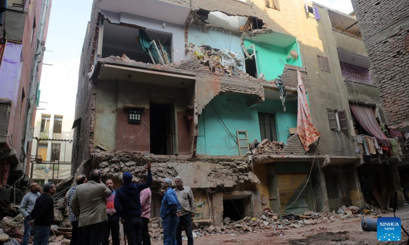 People gather at the site of a collapsed building in Giza, Egypt, Nov. 9, 2022. At least three people were killed and another four wounded after a building collapsed in the Egyptian province of Giza, the Egyptian Health Ministry said on Wednesday.(Photo: Xinhua)