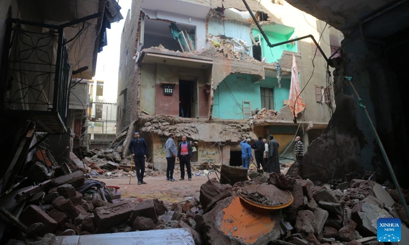 People gather at the site of a collapsed building in Giza, Egypt, Nov. 9, 2022. At least three people were killed and another four wounded after a building collapsed in the Egyptian province of Giza, the Egyptian Health Ministry said on Wednesday.(Photo: Xinhua)