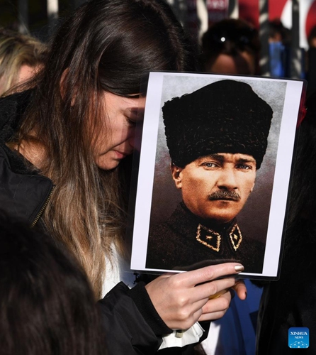 A woman commemorates the 84th death anniversary of Mustafa Kemal Ataturk in Istanbul, Türkiye, Nov. 10, 2022. Türkiye mourned on Thursday the 84th death anniversary of Mustafa Kemal Ataturk, founder of the Republic of Türkiye.(Photo: Xinhua)