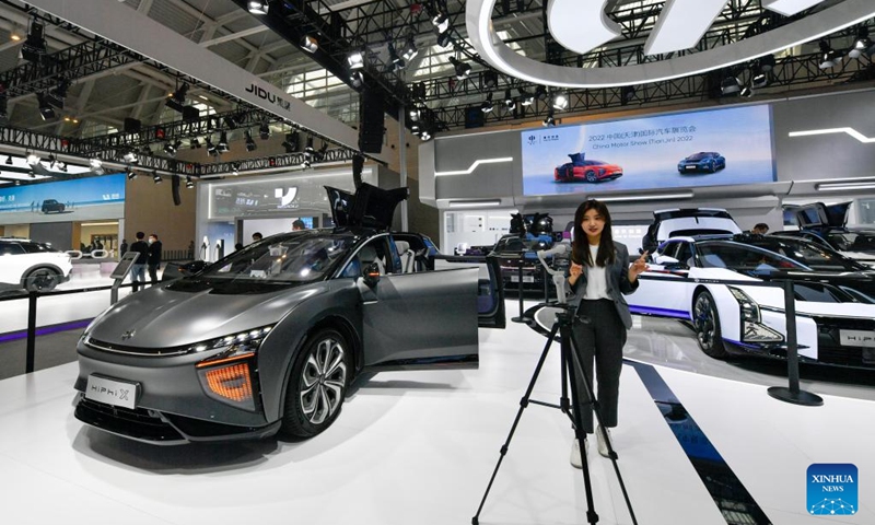 A staff member stages a live show at the booth of Chinese carmaker HiPhi during the China Motor Show (Tianjin) 2022 in north China's Tianjin, Nov. 10, 2022. China Motor Show (Tianjin) 2022, or Auto Tianjin 2022 kicked off on Thursday in the north Chinese port city of Tianjin.(Photo: Xinhua)