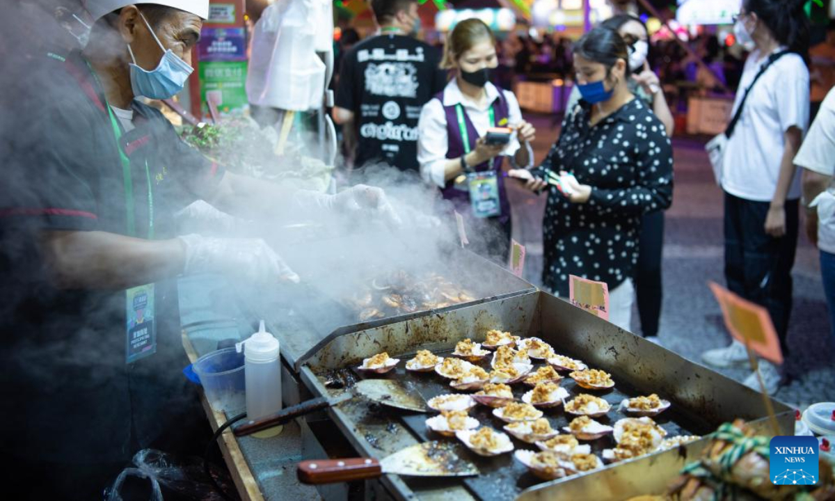 A chef of a food stall cooks during the 22nd Macao Food Festival at Sai Van Lake Square in Macao, south China, Nov 18, 2022. The 22nd Macao Food Festival kicked off here on Friday. Photo:Xinhua