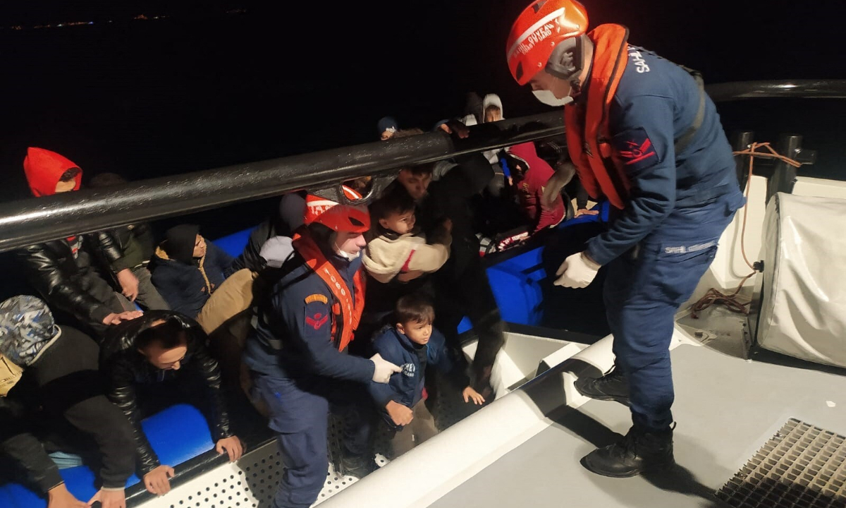 Turkish Coast Guard units rescue 167 irregular migrants after Greek authorities pushed them into Turkish territorial waters in Izmir, Turkey on November 29, 2022. Photo: IC