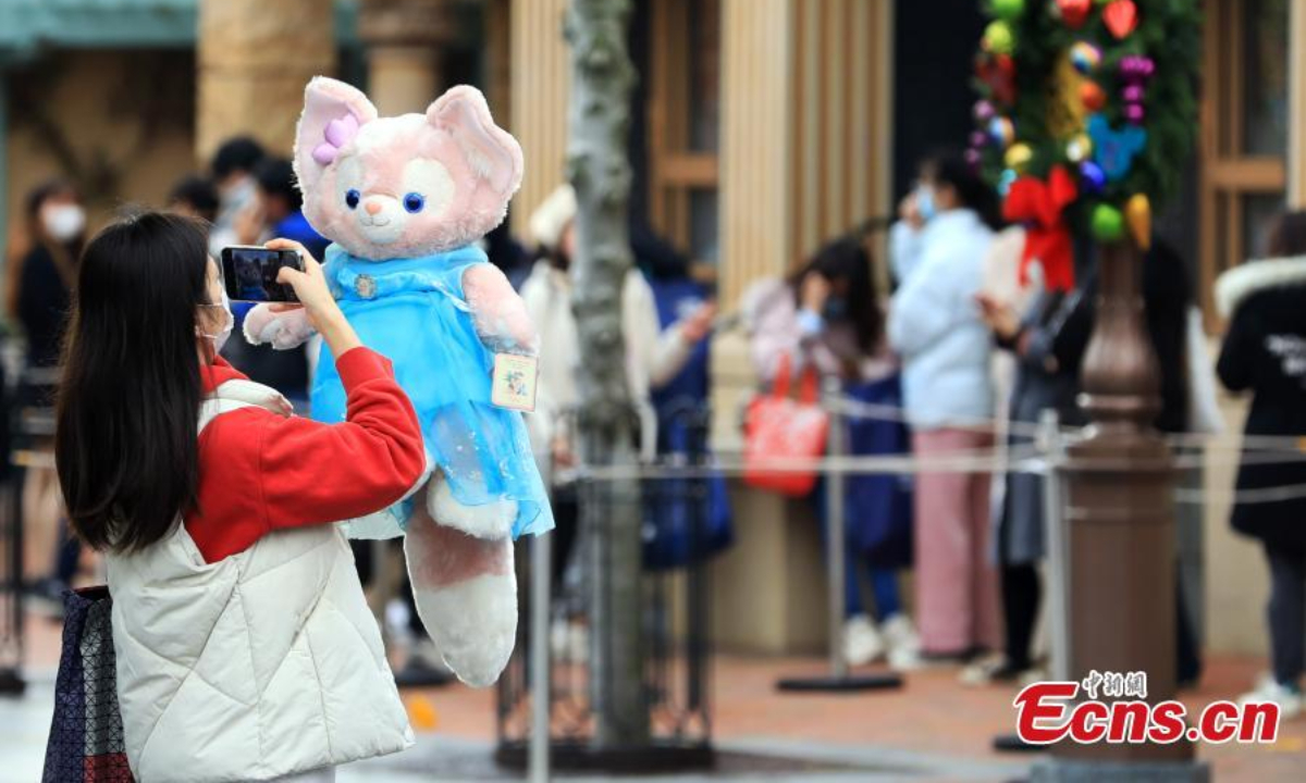 A tourist takes photos in the Shanghai Disneyland, Dec 8, 2022. Photo:Xinhua