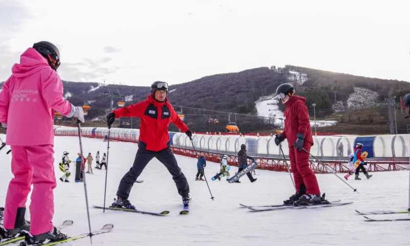 Ski coach Zhang Zhanhua (3rd R) teaches skiing at the Lake Songhua Resort in Jilin City, northeast China's Jilin Province, Nov. 20, 2022. Jilin Province is taking advantage of its ice-snow resources in winter as it seeks new growth drivers for rural development. (Xinhua/Yan Linyun)