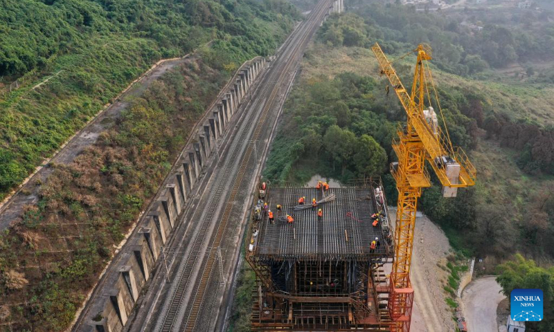 This aerial photo taken on Nov. 28, 2022 shows the Huafu mega bridge under construction at the Sichuan-Chongqing section of the Chongqing-Kunming high-speed railway in southwest China's Chongqing Municipality. The 699-kilometer-long Chongqing-Kunming high-speed railway with a designed speed of 350 kilometers per hour is a key constituent of the railway corridor linking China's capital Beijing and Kunming in southwest China's Yunnan Province. (Xinhua/Wang Quanchao)