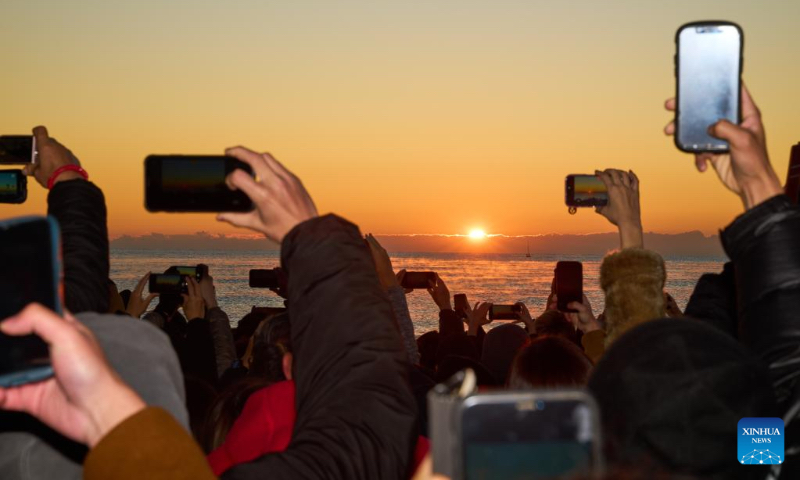 People take pictures of sunrise in Ibaraki Prefecture, Japan, Jan. 1, 2023. (Xinhua/Zhang Xiaoyu)