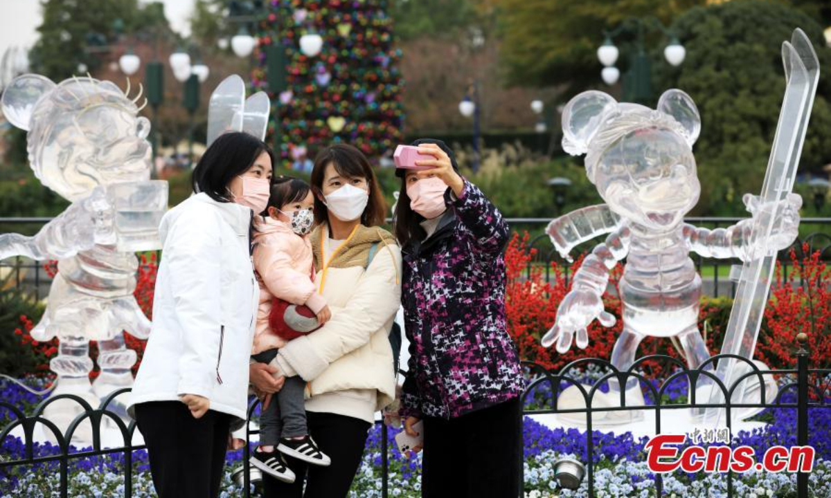 Tourists pose for photos in the Shanghai Disneyland, Dec 8, 2022. Photo:Xinhua