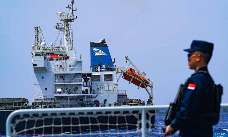 This photo taken on June 22, 2022 shows a ship escorted by the 41st fleet of the Chinese People's Liberation Army Navy displaying a sign to express gratitude to the Chinese navy fleet. A Chinese navy fleet returned to the port city of Zhoushan in east China's Zhejiang Province on Tuesday after completing its mission of escorting civilian vessels in the Gulf of Aden and in the waters off Somalia. Photo: Xinhua