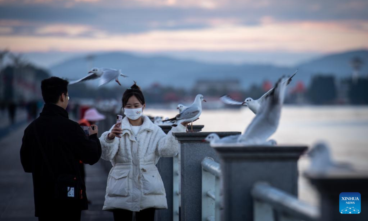 People enjoy themselves by the bank of Dianchi Lake in Kunming, southwest China's Yunnan Province, Nov 18, 2022. Photo:Xinhua