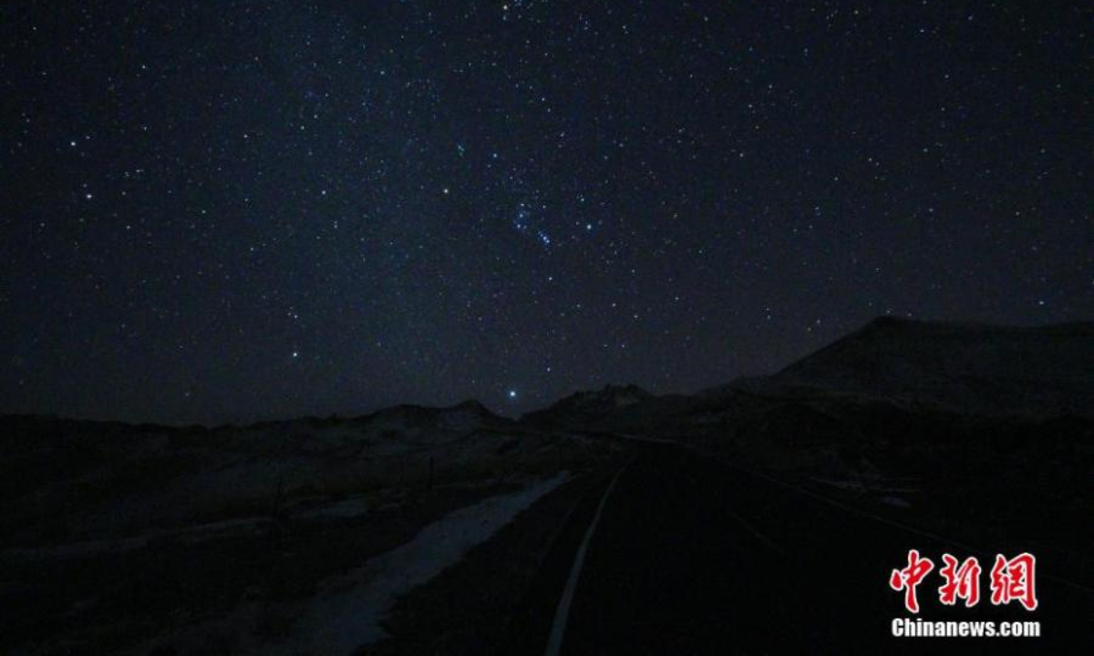 双子座流星雨照亮了中国西北部青海省柴达木盆地的天空，2022 年 12 月 14 日。照片：中新社