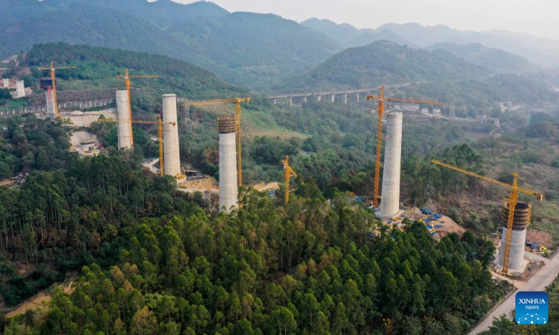 This aerial photo taken on Nov. 28, 2022 shows the Huafu mega bridge under construction at the Sichuan-Chongqing section of the Chongqing-Kunming high-speed railway in southwest China's Chongqing Municipality. The 699-kilometer-long Chongqing-Kunming high-speed railway with a designed speed of 350 kilometers per hour is a key constituent of the railway corridor linking China's capital Beijing and Kunming in southwest China's Yunnan Province. (Xinhua/Wang Quanchao)