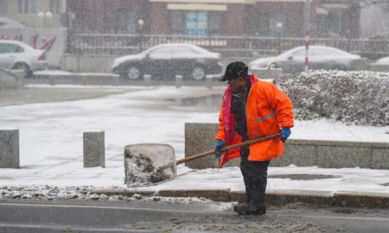 A sanitation worker removes snow from a road in Jilin City, northeast China's Jilin Province, Nov. 12, 2022. A snowfall hit some parts of Jilin Province on Saturday. (Xinhua/Yan Linyun)