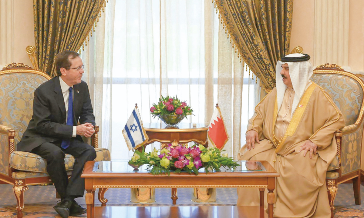 Bahrain’s King Hamad bin Isa Al Khalifa (right) meets with Israeli President Isaac Herzog in capital Manama, on December 4, 2022. Herzog arrived that day in Bahrain, the first visit by an Israeli head of state to the Gulf kingdom since the two countries normalized relations in 2020. Photo: AFP