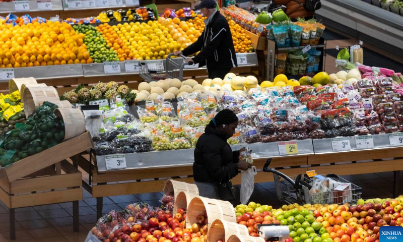 Customers shop at a supermarket in Mississauga, Ontario, Canada, on Nov. 16, 2022. Canada's consumer price index (CPI) rose 6.9 percent year over year in October, matching the increase in September, Statistics Canada said on Wednesday. Photo: Xinhua