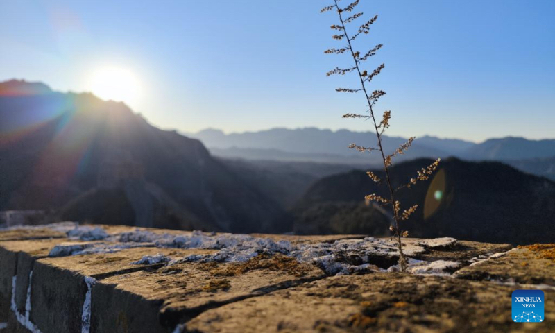 This photo taken on Jan. 1, 2023 shows the sunrise scenery at the Simatai section of the Great Wall in Miyun District, Beijing, capital of China. (Xinhua/Xing Guangli)
