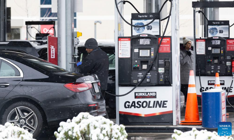 People fuel vehicles at a gas station in Mississauga, Ontario, Canada, on Nov. 16, 2022. Canada's consumer price index (CPI) rose 6.9 percent year over year in October, matching the increase in September, Statistics Canada said on Wednesday.  Photo: Xinhua