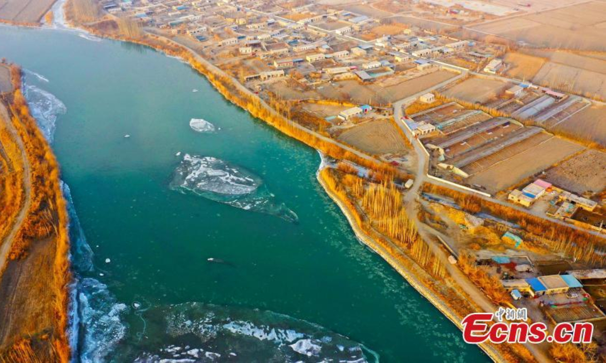 Aerial view shows drift ice floating in the Kaidu River with snow on the river bank in Hejing County, northwest China's Xinjiang Uyghur Autonomous Region, Dec 15, 2022. Photo: China News Service