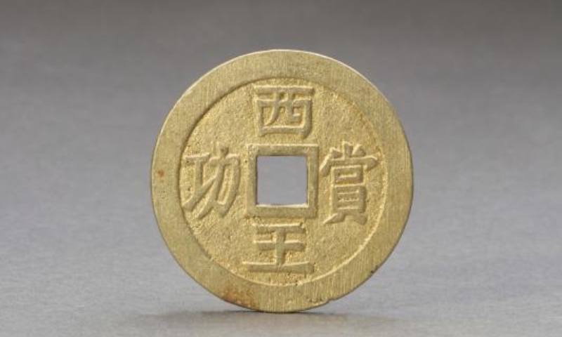 A gold coin of the Ming Dynasty (1368-1644) unearthed from the Jiangkou Battlefield of the Minjiang River in Pengshan County, southwest China's Sichuan Province, is on display, Nov. 16, 2022. Photo: China News Service. Photo: Xinhua