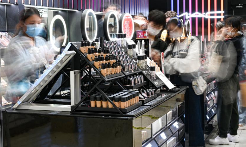 Customers select products in a duty-free shop in Haikou, capital of south China's Hainan Province, Jan 14, 2022. According to Haikou Customs statistics, in the first 11 months of 2022, the total import and export value of Hainan's goods trade was 182.63 billion yuan (about 26.25 billion U.S. dollars), an increase of 40.1% year-on-year. (Xinhua/Pu Xiaoxu)