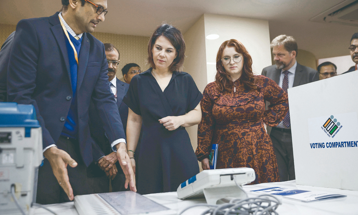 Annalena Baerbock (middle), German Foreign Minister, inspects voting machines during a visit to the Indian Election Commission on December 6, 2022 in New Delhi, India. The foreign minister spends the second day in political talks and meetings with the Indian civil society. Photo: VCG