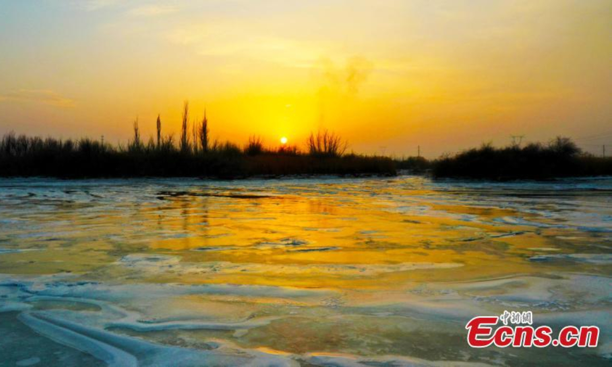 Aerial view shows drift ice floating in the Kaidu River with snow on the river bank in Hejing County, northwest China's Xinjiang Uyghur Autonomous Region, Dec 15, 2022. Photo: China News Service