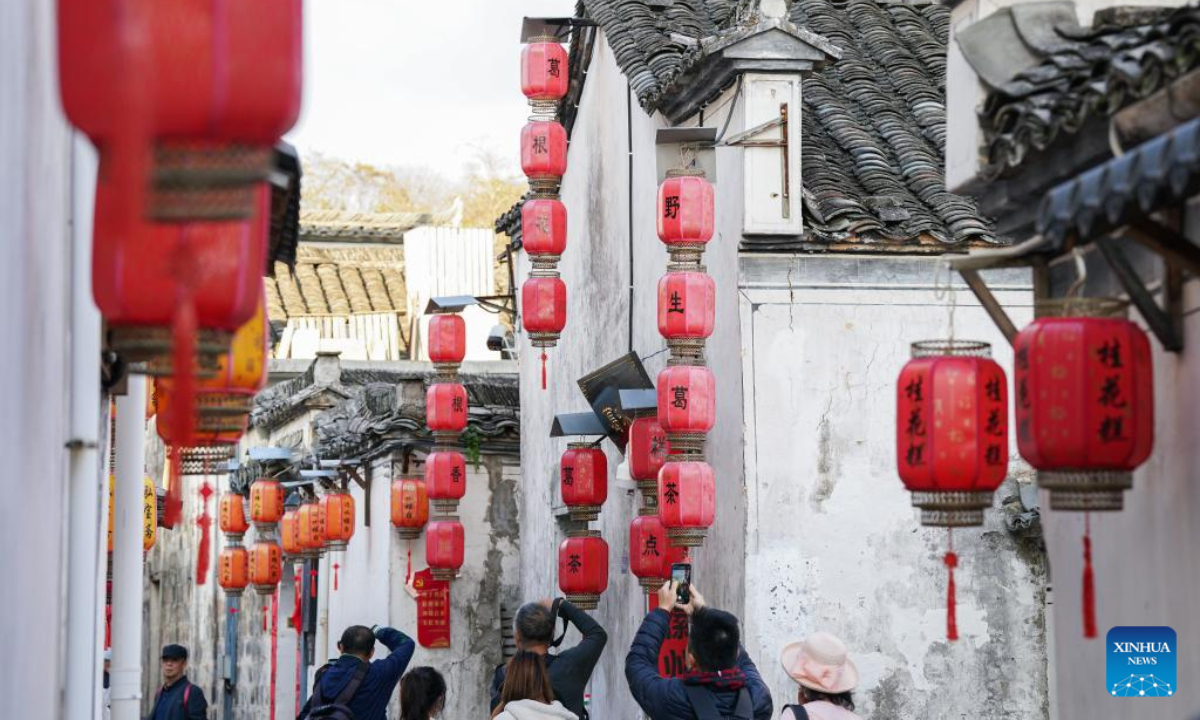 Tourists visit Hongcun Village of Yixian County in Huangshan City, east China's Anhui Province, Nov 23, 2022. Photo:Xinhua