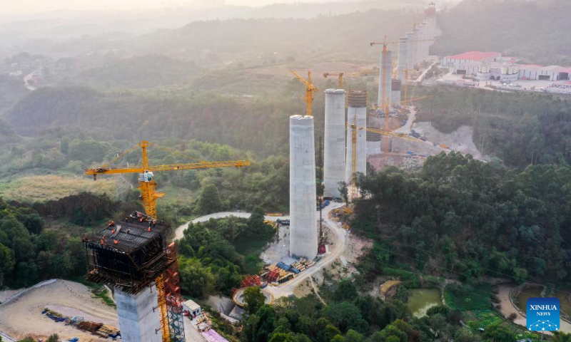 This aerial photo taken on Nov. 28, 2022 shows the Huafu mega bridge under construction at the Sichuan-Chongqing section of the Chongqing-Kunming high-speed railway in southwest China's Chongqing Municipality. The 699-kilometer-long Chongqing-Kunming high-speed railway with a designed speed of 350 kilometers per hour is a key constituent of the railway corridor linking China's capital Beijing and Kunming in southwest China's Yunnan Province. (Xinhua/Wang Quanchao)