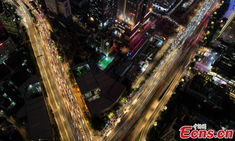 Drone photo shows aerial night view of roads with car lights in Guangzhou, south China's Guangdong Province, Dec. 1, 2022. (Photo: China News Service/Chen Jimin)