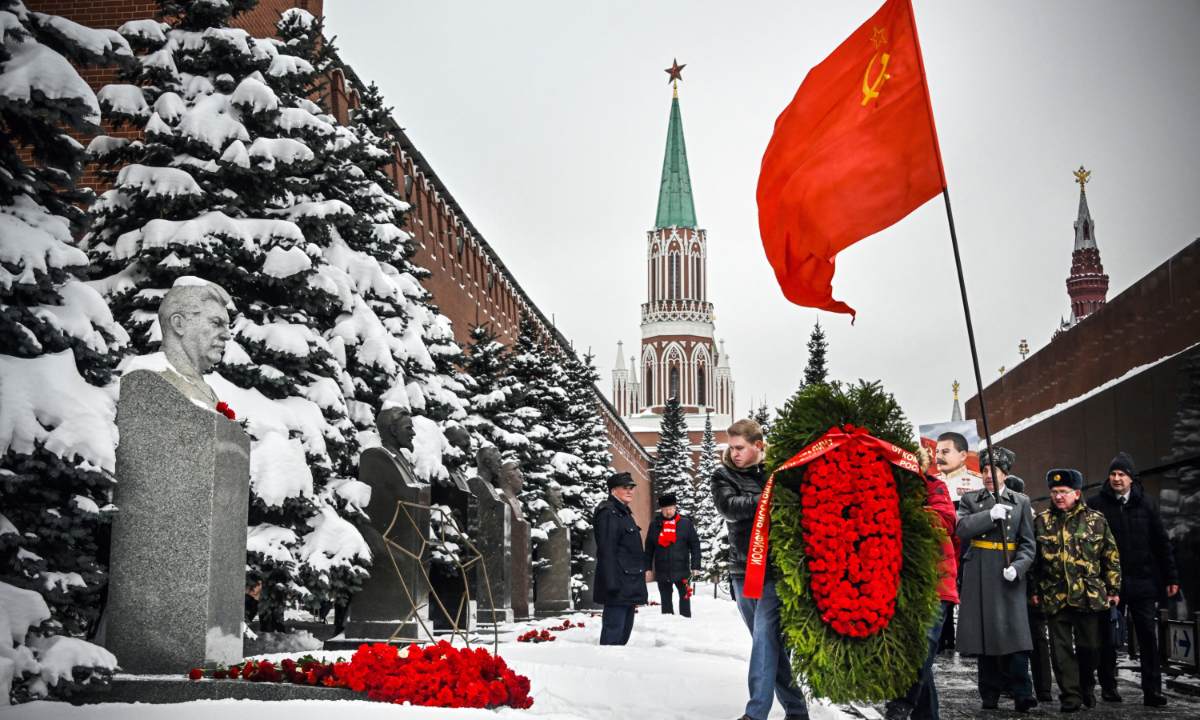 People lay flowers to the tomb of former Soviet leader Joseph Stalin during a memorial ceremony to mark the 143rd anniversary of his birth at Red Square in Moscow, Russia on December 21, 2022. Many in Russia praise him for leading the Soviet Union to victory over Nazi Germany in World War II. Photo: AFP