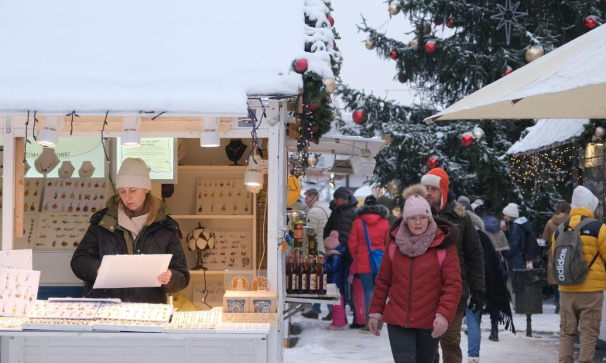 People visit a Christmas market in downtown Prague, Czech Republic, Dec 16, 2022. Photo:Xinhua