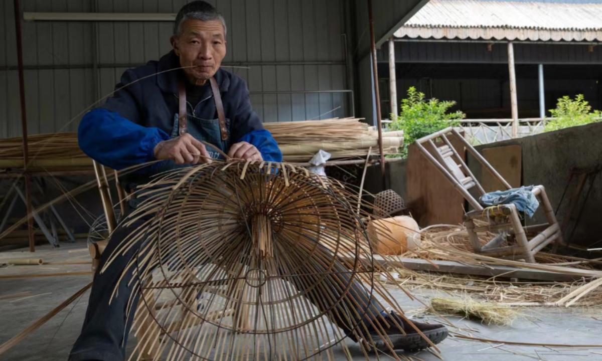 A local villager makes a bamboo product. The mountainous view at the Jingzhu village Photos: Courtesy of Jingzhu village