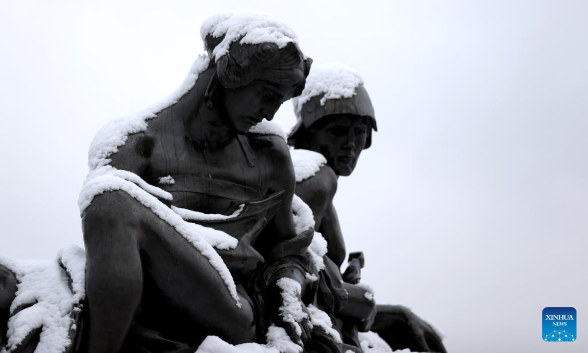 Sculptures are covered by snow in front of Buckingham Palace in London, Britain, Dec 12, 2022. Snow blanketed London on Monday. Photo:Xinhua