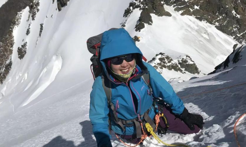 File photo shows Chinese climber Han Zijun braving extreme conditions and endured physical hardship to reach the top of a mountain. (Photo provided to China News Service)